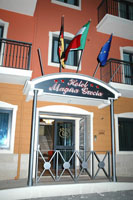 Veduta frontale del New Magna Grecia Hotel